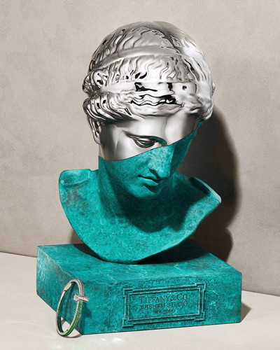 蒂芙尼携手Daniel Arsham呈献联名限量版Tiffany T1系列手镯及半身雕像作品