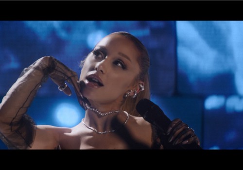 全球品牌代言人Ariana Grande佩戴施华洛世奇 亮相新作