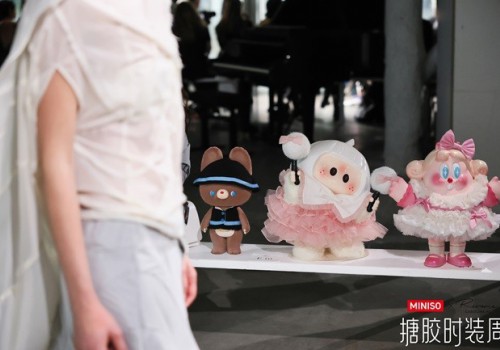 名创优品携手中国设计师Caroline Hú登陆2026春夏巴黎时装周