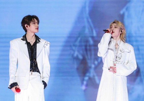 时尚偶像团体ONER佩戴SWAROVSKI 闪耀亮相"万能狂欢派对Chill Party"巡回演唱会